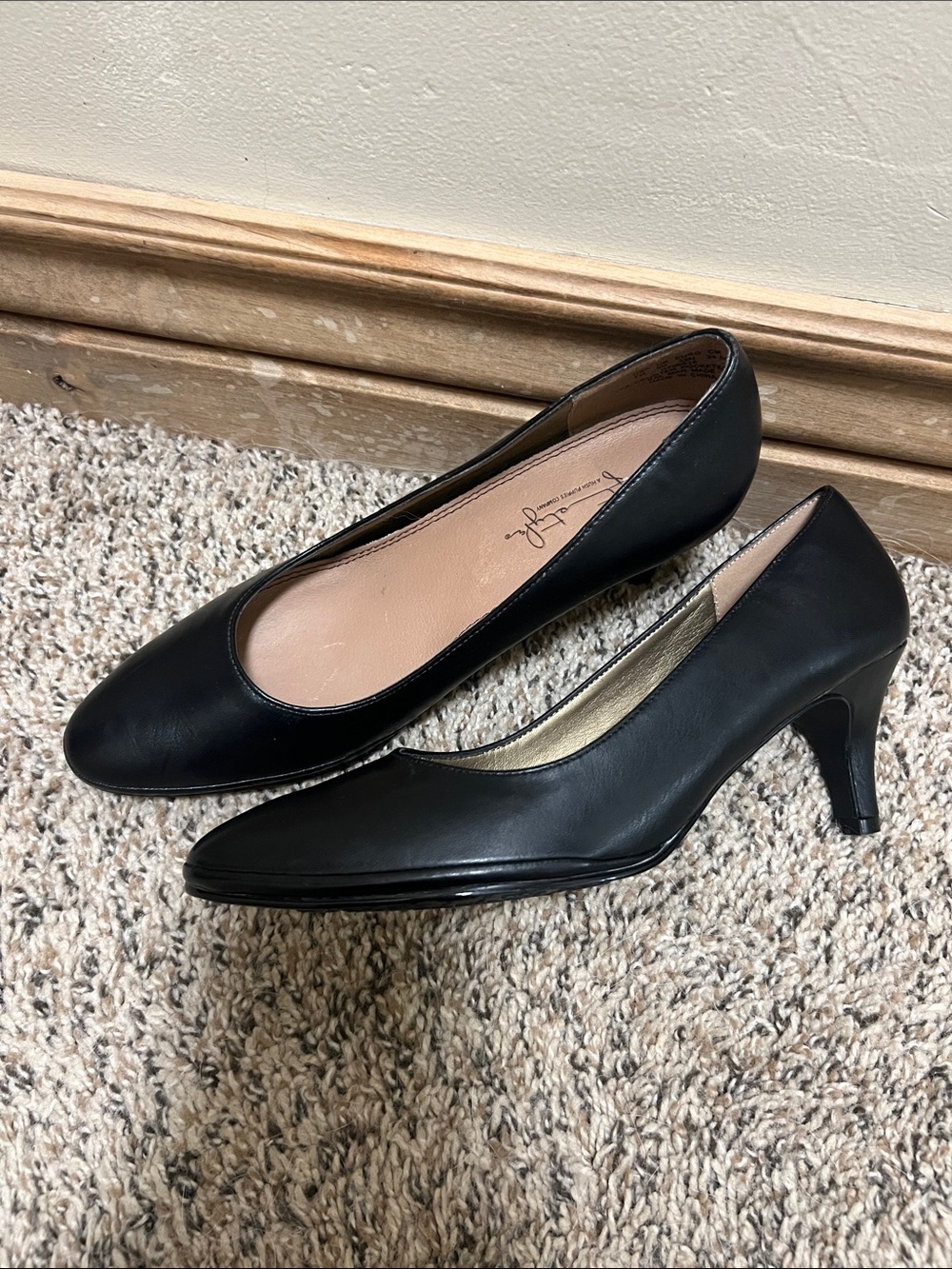 Soft Style Black Pointed Toe Mid Heel Pumps